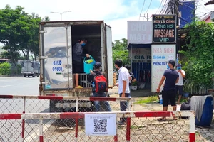 6 F0 vừa cách ly xong 'đi nhờ' trong thùng xe tải ‘luồng xanh’ về nhà