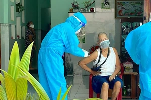Hơn 20 người già, khuyết tật được tiêm vaccine tại nhà ở quận Bình Tân