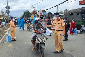 CSGT 'tiếp sức' cho người dân qua chốt kiểm soát để về miền Tây