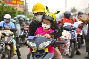 Gần 7.000 đơn đề nghị đăng kí đón con em, người thân về lại TP.HCM