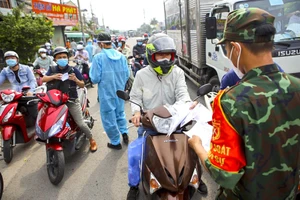 Bộ Tư lệnh TP.HCM công khai đường dây nóng hỗ trợ người dân về quê