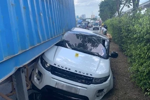 Khởi tố vụ án xe đầu kéo va chạm ô tô Range rover ở xa lộ Hà Nội