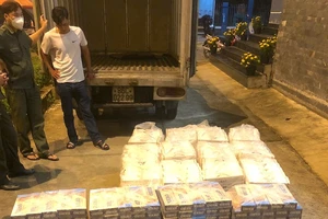 Tài xế vận chuyển thuốc lá lậu mang theo súng bắn đạn cao su