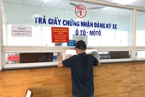 Người dân ở TP.HCM lấy giấy chứng nhận đăng ký xe trước Tết ra sao?