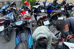 Cảnh sát vây ráp 100 xe máy so kè ở huyện Bình Chánh