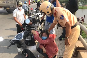 CSGT TP.HCM kịp ngăn 1 phụ nữ nhảy cầu Phú Cường ở Bình Dương