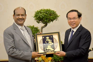 Bí thư Thành ủy TP.HCM Nguyễn Văn Nên tặng quà lưu niệm cho Chủ tịch Hạ viện Ấn Độ Om Birla. Ảnh: KHÁNH TRÀ