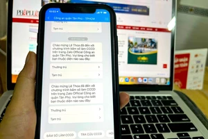Người dân thường trú, tạm trú quận Tân Phú có thể bấm lấy số thứ tự làm CCCD trên Zalo. Ảnh: L.THOA