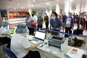 TP.HCM kiến nghị tạm ngưng khai báo y tế khi nhập cảnh tại sân bay Tân Sơn Nhất. Ảnh: HOÀNG GIANG