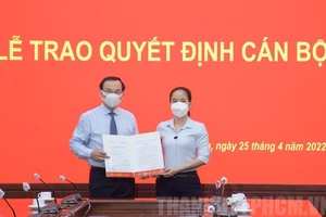 Bí thư Thành uỷ TP.HCM Nguyễn Văn Nên trao quyết định cho bà Lê Thị Hờ Rin. Ảnh: Thành uỷ TP.HCM