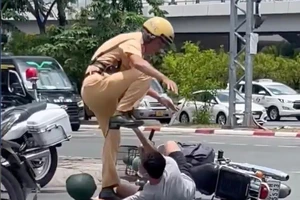 CSGT khống chế, quật ngã nam thanh niên xuống đường. Ảnh cắt từ clip