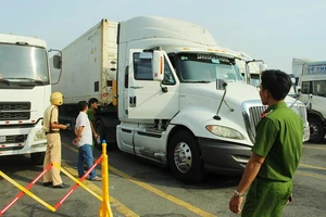 CSGT TP.HCM cùng với lực lượng liên ngành kiểm tra xe chở hàng tại cảng Cát Lái. Ảnh: LÊ THOA