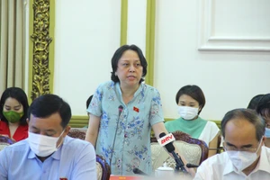 ĐB Phạm Khánh Phong Lan, Trưởng ban quản lý an toàn thực phẩm TP.HCM, nêu ý kiến. Ảnh: LÊ THOA