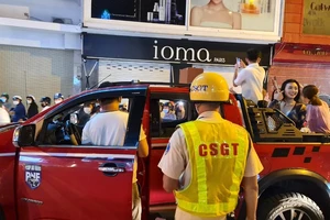 CSGT TP.HCM xử phạt xe ô tô chở người trên thùng xe. Ảnh: PC08