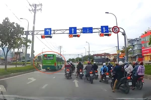 Xe buýt vượt đèn đỏ khi còn 20 giây. Ảnh chụp màn hình