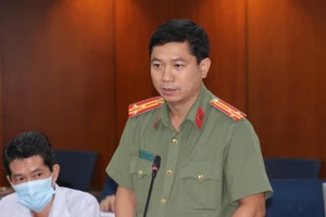 Thượng tá Lê Mạnh Hà, Phó Trưởng phòng tham mưu (PV01) Công an TP.HCM, thông tin tại buổi họp báo. Ảnh: NGUYỄN NHÂN