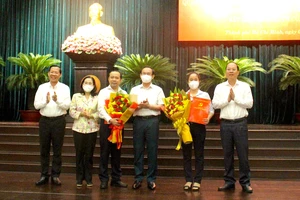 Bí thư Thành uỷ TP.HCM Nguyễn Văn Nên đã trao quyết định cho ông Vũ Hải Quân và bà Lê Thị Hờ Rin. Ảnh: LÊ THOA