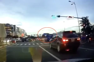 Tài xế xe buýt vượt đèn đỏ qua giao lộ đông đúc. Ảnh chụp màn hình