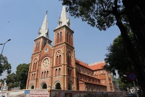 Nhà thờ Đức Bà đang trùng tu. Ảnh: QUỲNH TRANG