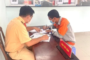 CSGT Nam Sài Gòn lập biên bản đối với tài xế vi phạm. Ảnh: NSG