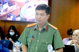 Thượng tá Lê Mạnh Hà, Phó Trưởng phòng Tham mưu, trả lời tại họp báo. Ảnh: LÊ THOA 