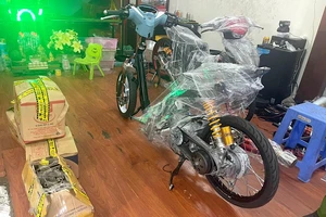 Công an phát hiện xe máy nghi "độ chế" ở huyện Củ Chi. Ảnh: PC08