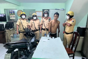 CSGT Chợ Lớn bàn giao người và tang vật cho công an địa phương thụ lý. Ảnh: PC08