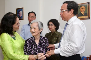 Bí thư Thành uỷ TP.HCM Nguyễn Văn Nên và Phó Bí thư Thành uỷ TP.HCM Nguyễn Thị Lệ hỏi thăm con gái của cố Tổng Bí thư Lê Hồng Phong. Ảnh: NGUYỆT NHI