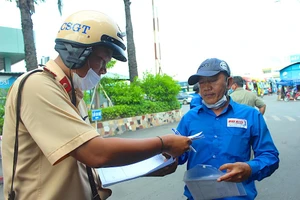 Người dân có thể đánh giá sự hài lòng đối với CSGT TP.HCM. Ảnh: LÊ THOA