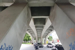 Phía dưới dạ cầu nhịp chính cầu vượt Nguyễn Hữu Cảnh. Ảnh: KIÊN CƯỜNG