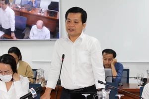 Ông Nguyễn Hồng Tâm, Phó Giám đốc phụ trách Trung tâm kiểm soát bệnh tật TP.HCM, trả lời tại họp báo. Ảnh: NGUYỄN NHÂN