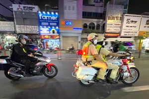 Các tổ 363 Công an TP.HCM kiểm tra hành chính ban đêm. Ảnh: MINH VƯƠNG