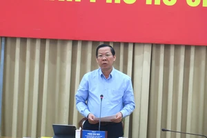 Chủ tịch UBND TP.HCM Phan Văn Mãi phát biểu tại hội nghị. Ảnh: DÂN TUYẾT