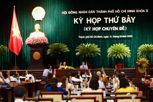 Đại biểu HĐND TP.HCM khoá X biểu quyết thông qua các nghị quyết. Ảnh: NGUYỆT NHI