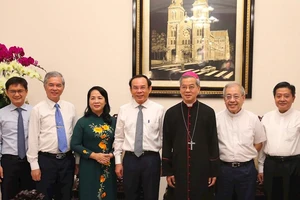 Bí thư Thành uỷ TP.HCM Nguyễn Văn Nên cùng đoàn công tác thăm Tổng Giám mục, Tổng Giáo phận TP.HCM Giuse Nguyễn Năng. Ảnh: LONG HỒ/Website Thành uỷ TP.HCM