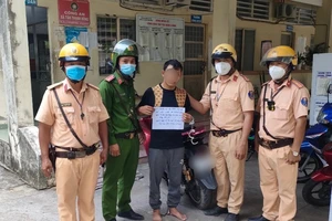 Đội CSGT-TT huyện Củ Chi bắt được một thanh niên trộm xe SH. Ảnh: H.TUẤN 