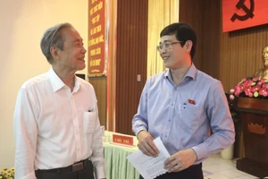 ĐBQH Đỗ Đức Hiển trao đổi với cử tri bên lề buổi tiếp xúc. Ảnh: LÊ THOA