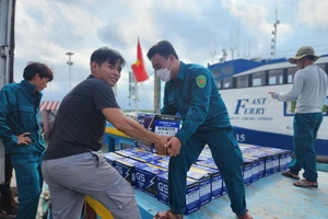 Vận chuyển quà tặng của chương trình cho ngư dân. Ảnh: TỰ SANG