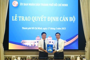 Phó Chủ tịch UBND TP.HCM Bùi Xuân Cường trao quyết định cán bộ. Ảnh: M.H