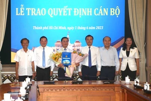 Phó Chủ tịch UBND TP.HCM Bùi Xuân Cường trao quyết định cho ông Huỳnh Văn Thanh. Ảnh: HÀ THƯ