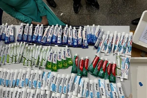 Thuốc lắc và ma túy được đóng trong những tuýp kem đánh răng. Ảnh: Hải quan TP.HCM