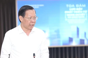 Chủ tịch TP.HCM: Cán bộ không thể giàu như doanh nhân nhưng phải đủ sống