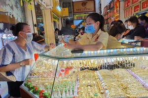 Chủ tịch TP.HCM: Tập trung sản xuất vàng miếng SJC để bình ổn thị trường