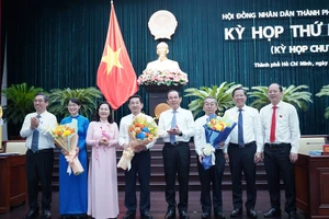 Chủ tịch Phan Văn Mãi phân công nhiệm vụ cho 2 tân Phó Chủ tịch Dương Ngọc Hải, Trần Thị Diệu Thúy 