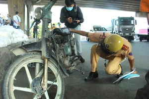 Công an TP.HCM xử phạt hơn 8.500 trường hợp xe tự chế, xe 3-4 bánh, xe mù, xe mờ...