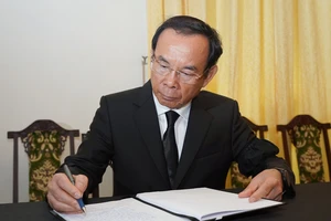  Những dòng đầy xúc động của Bí thư Thành ủy TP.HCM Nguyễn Văn Nên ghi trong sổ tang khi viếng Tổng Bí thư Nguyễn Phú Trọng 