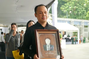 Bức chân dung Tổng Bí thư Nguyễn Phú Trọng bằng ốc xà cừ nổi bật trong dòng người đến viếng