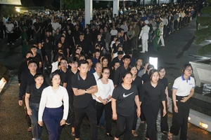 Dòng người 'bất tận' đến viếng Tổng Bí thư Nguyễn Phú Trọng tại TP.HCM