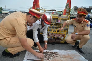 Trạm CSGT Tân Túc phối hợp hút đinh trên tuyến Quốc lộ 1, giúp người dân đi lại an toàn