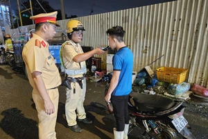 CSGT TP.HCM kiểm soát hàng trăm phương tiện ra vào chợ Bình Điền